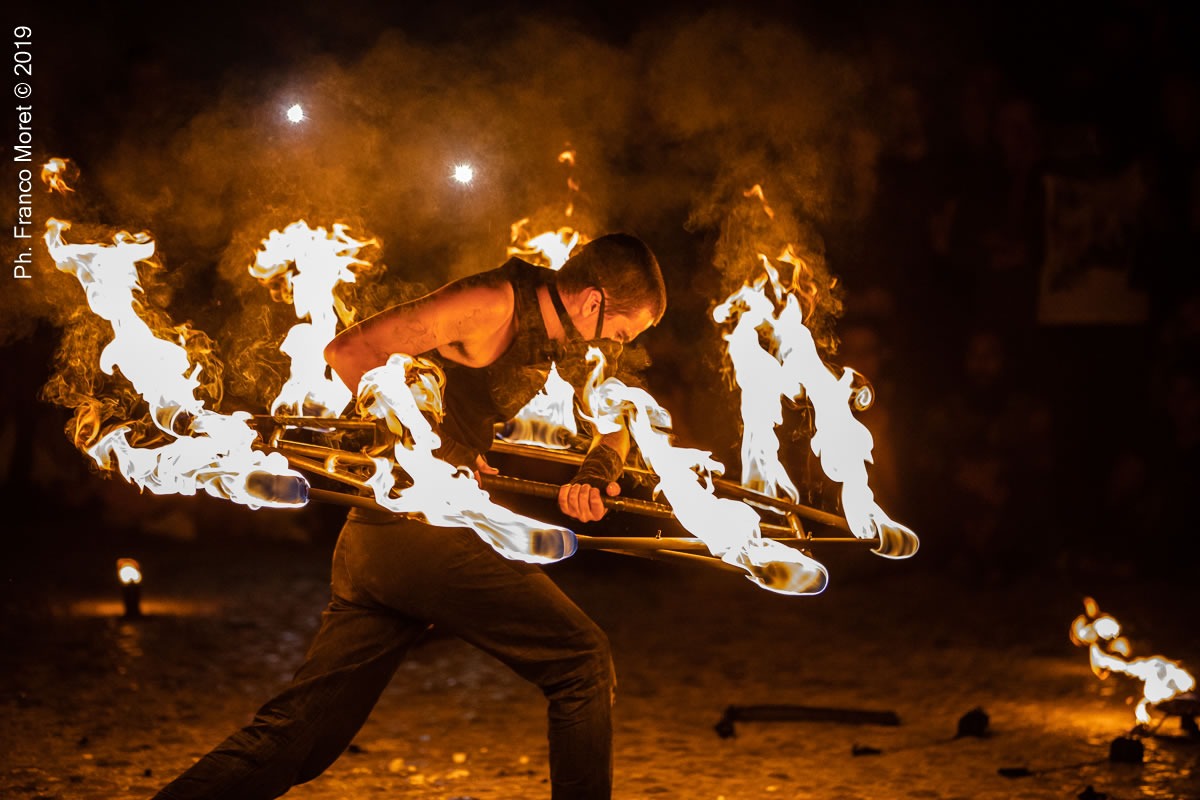 Il fuoco danza ad Aviano: spettacolo tra arte e ritualità - 