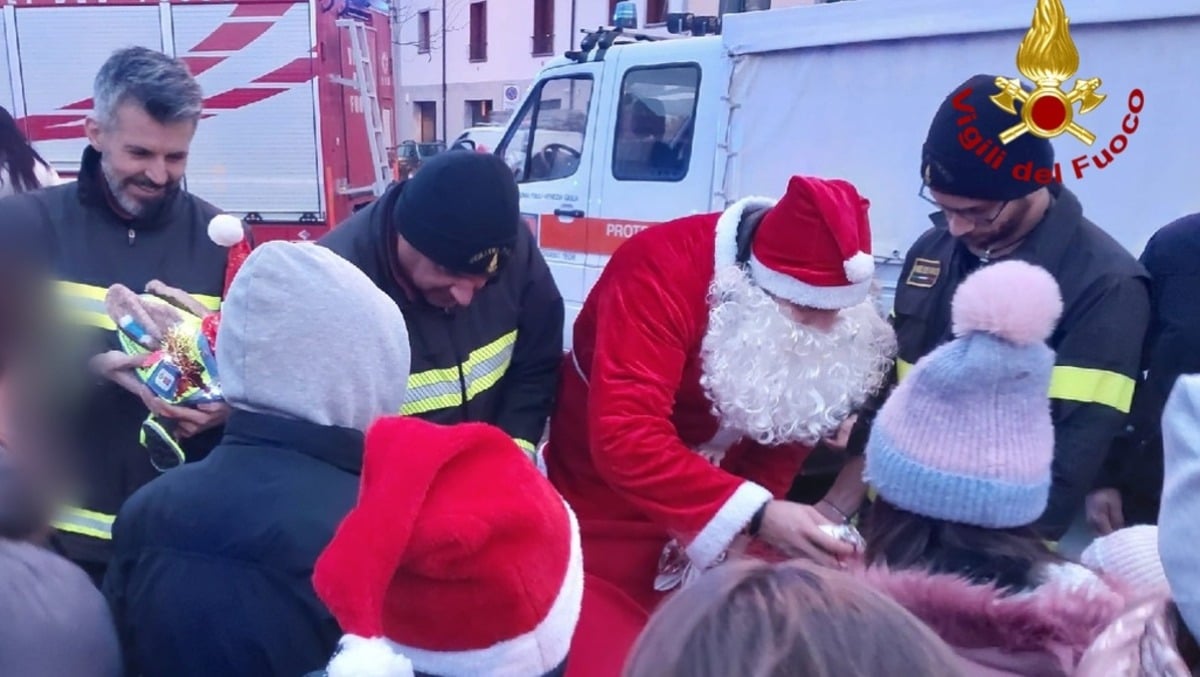 Pomeriggio di sorprese a Rivignano Teor: Babbo Natale arriva insieme ai Vigili del fuoco - 