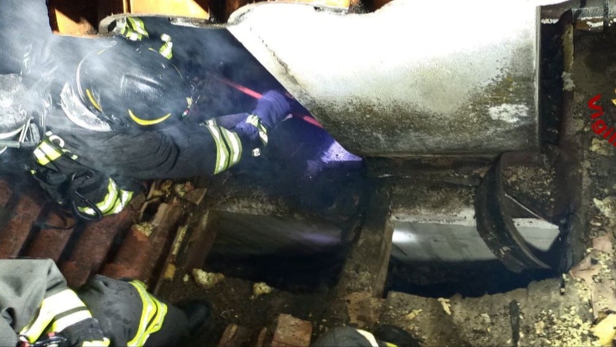 Incendio sul tetto di una casa a Polcenigo: fiamme divampate dalla canna fumaria - 