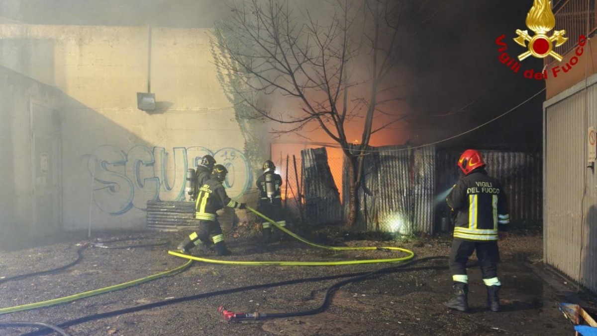 Fiamme in un deposito: Vigili del fuoco al lavoro per ore la sera della Vigilia - 