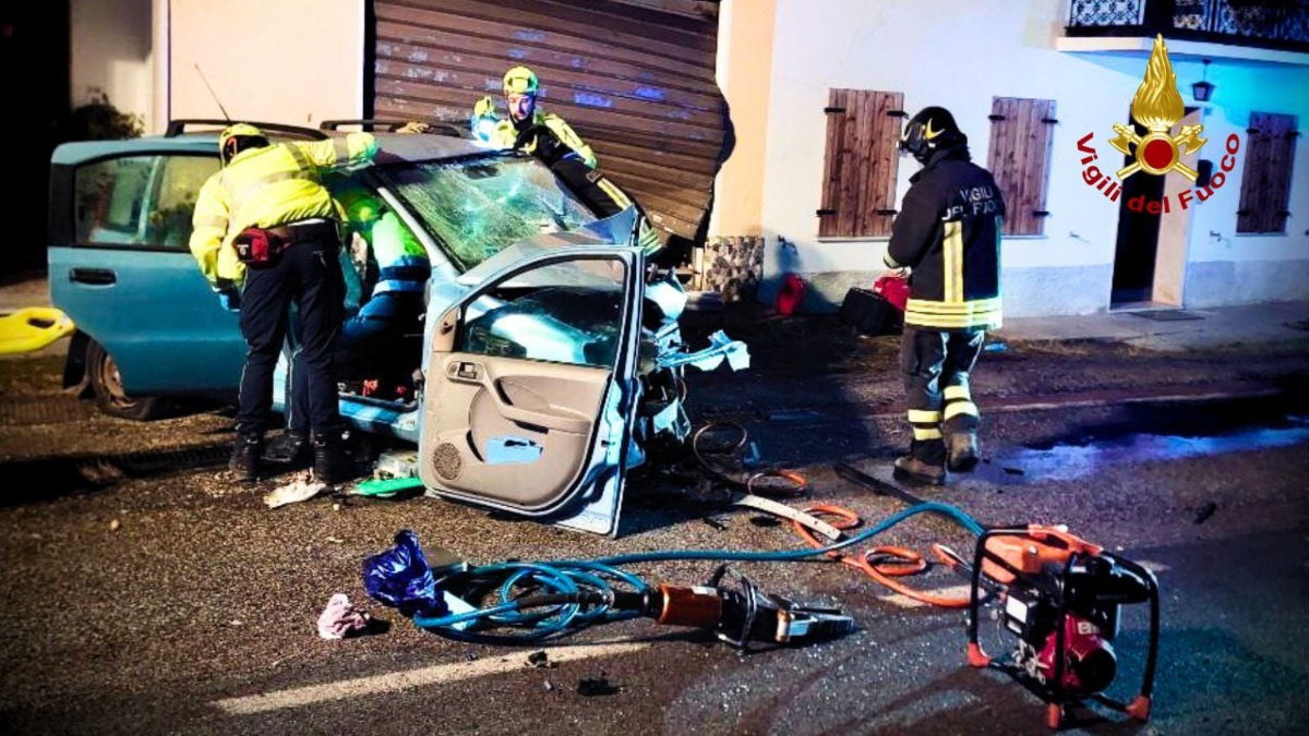 Tragedia sfiorata la sera di Natale, piomba con l'auto contro una casa: paura per un giovane 