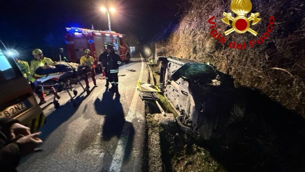 Perde il controllo dell’auto e si ribalta a bordo strada: ferito il conducente - 