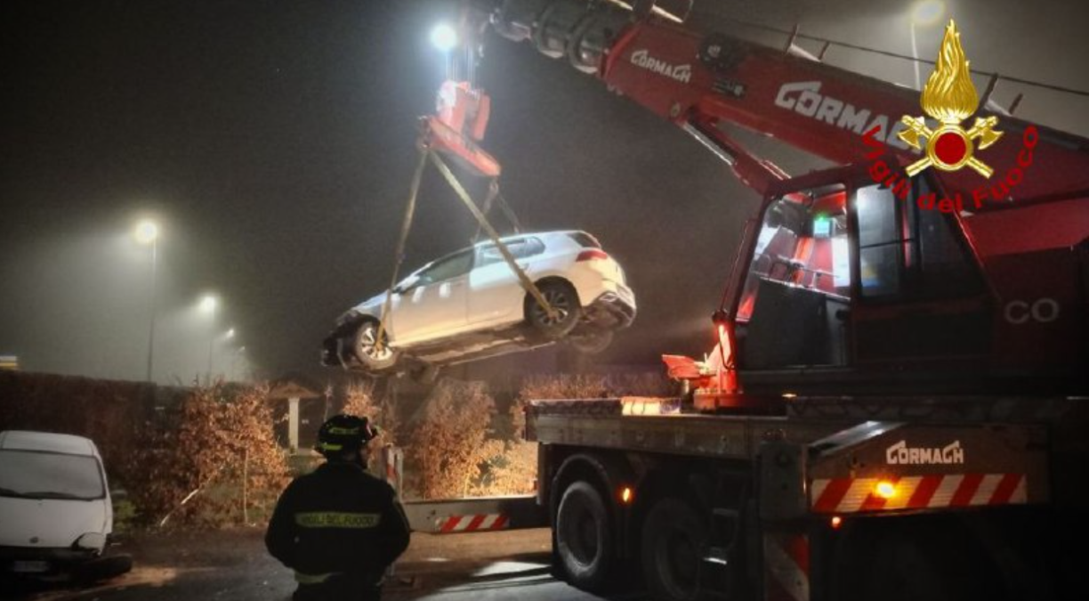Schianto tra due auto, una finisce ribaltata: una persona estratta, interviene anche l’autogrù - 