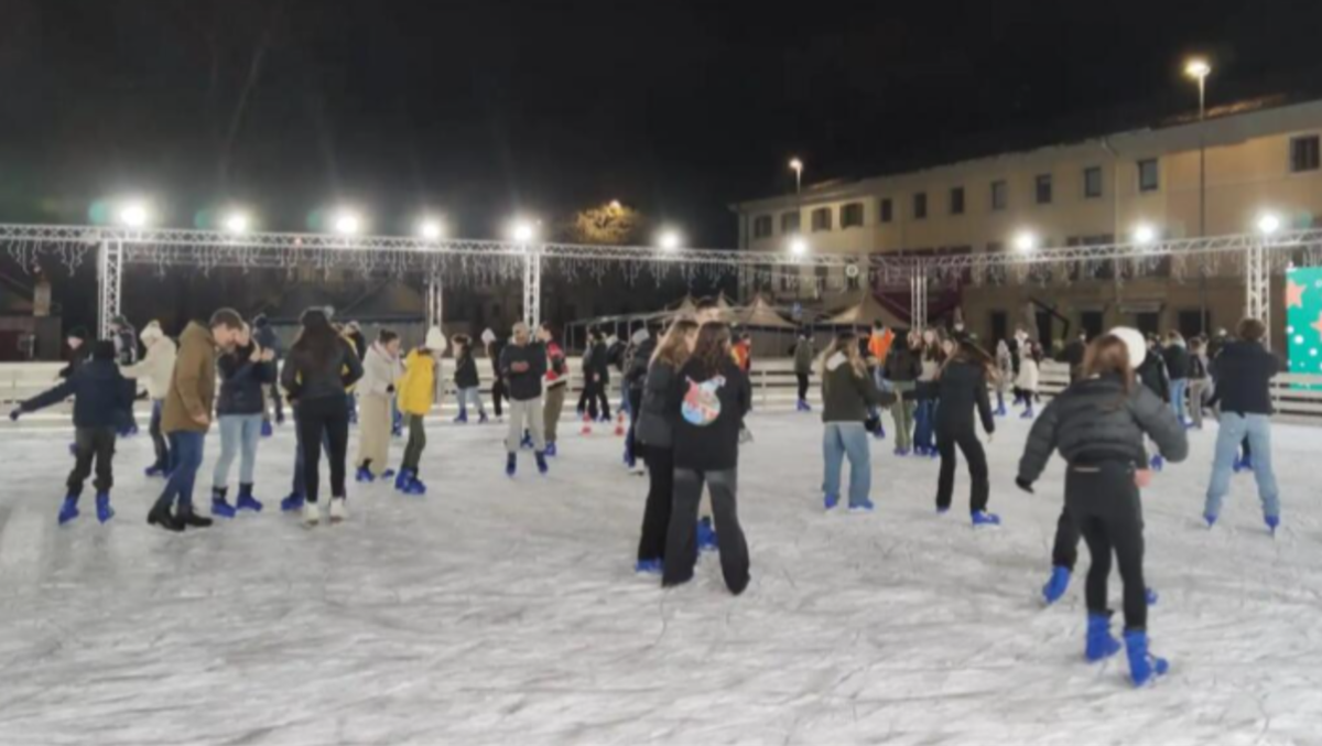 Bimbo di 6 anni cade sulla pista di ghiaccio e gli calpestano la mano con la lama del pattino