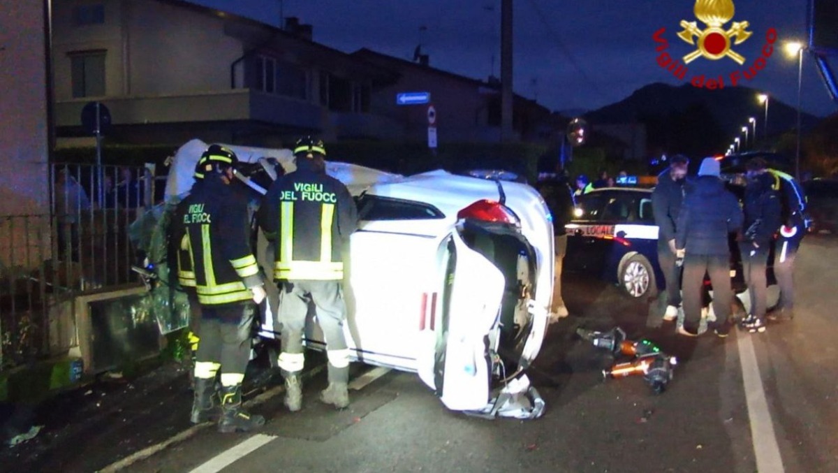Scontro tra due vetture, una si ribalta: un ferito trasportato in ospedale - 