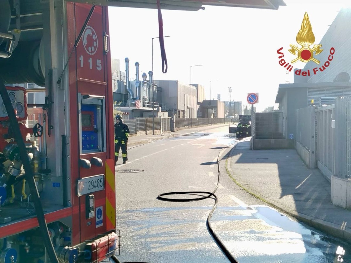 Incendiata auto a GPL: conducente vede fumo e fiamme provenire dal cofano - 