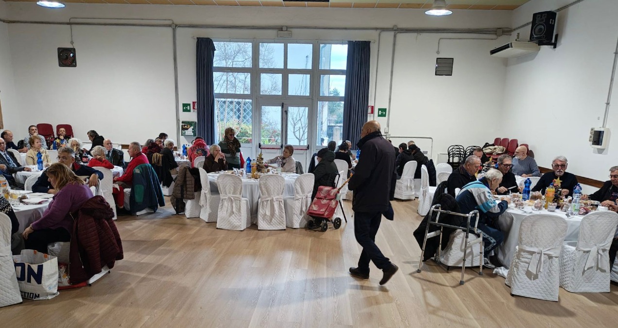 “A Natale mai più soli”: oltre 100 persone insieme per una giornata di festa a Monfalcone - 
