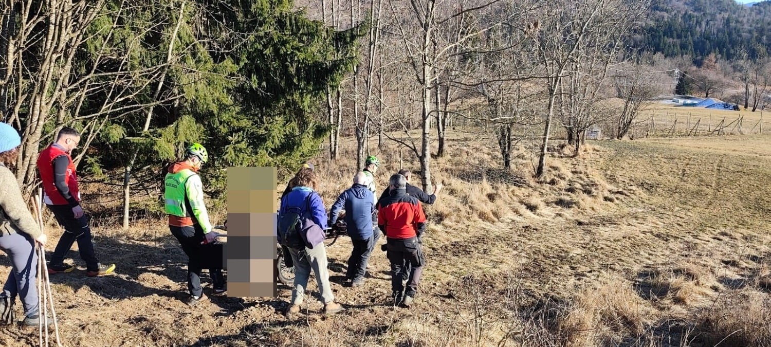 Donna scivola su una radice durante una camminata: escursionista trasportata in ospedale - 