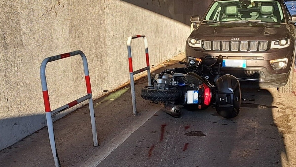 Cade dallo scooter, invade la corsia opposta: impatto frontale con l'auto che sopraggiunge - 