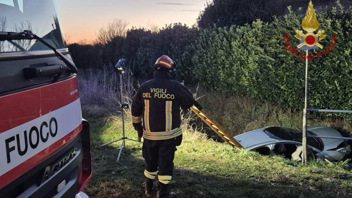 Auto fuori controllo, coppia di coniugi finisce nel fossato: la donna è incastrata tra le lamiere - 