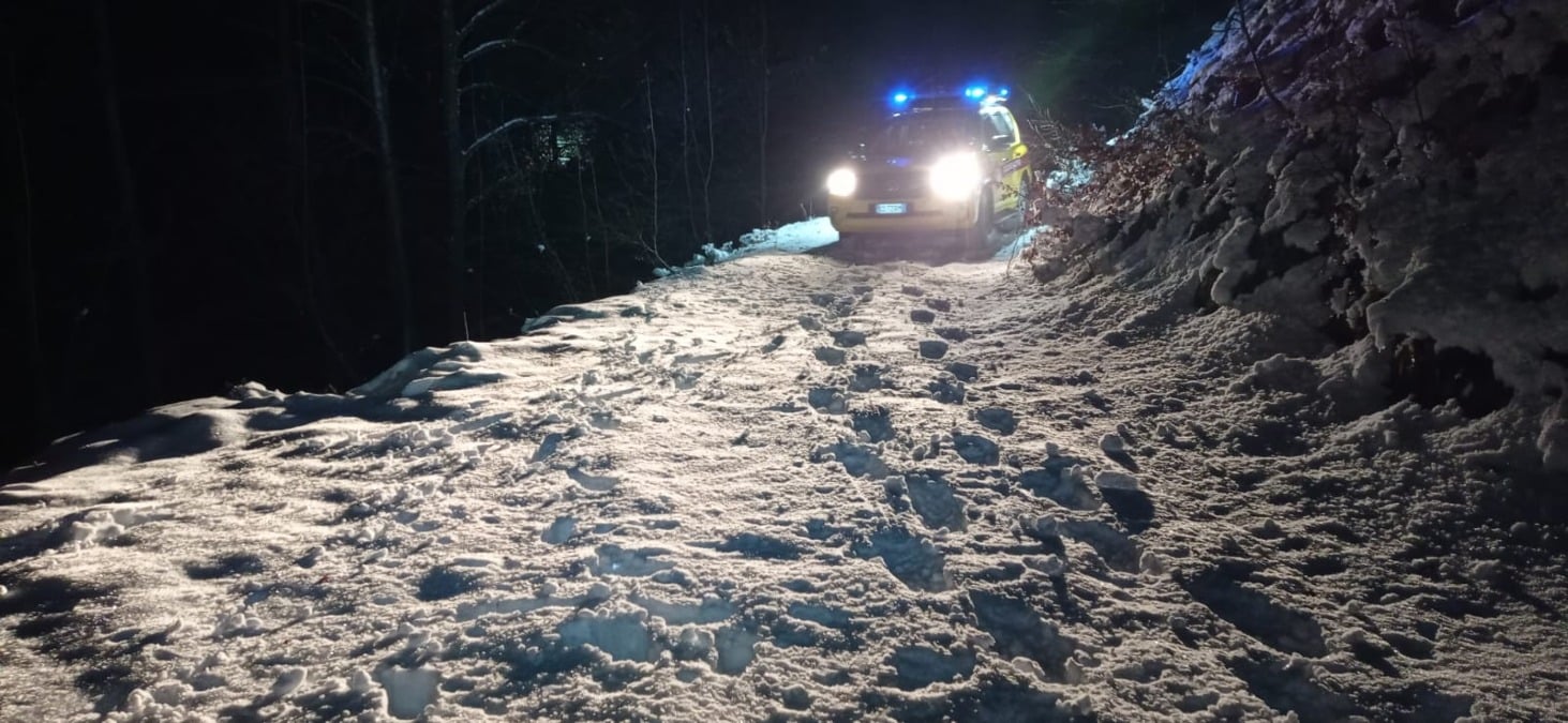Tentano una scorciatoia sulla neve al calare della sera e si perdono: salvati due giovani - 