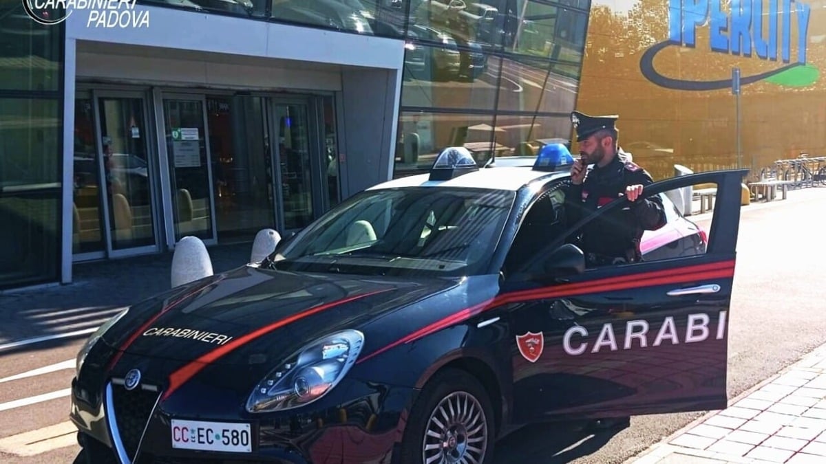 Beccato con la droga in auto nel parcheggio del supermercato: denunciato 21enne, dove la nascondeva - 