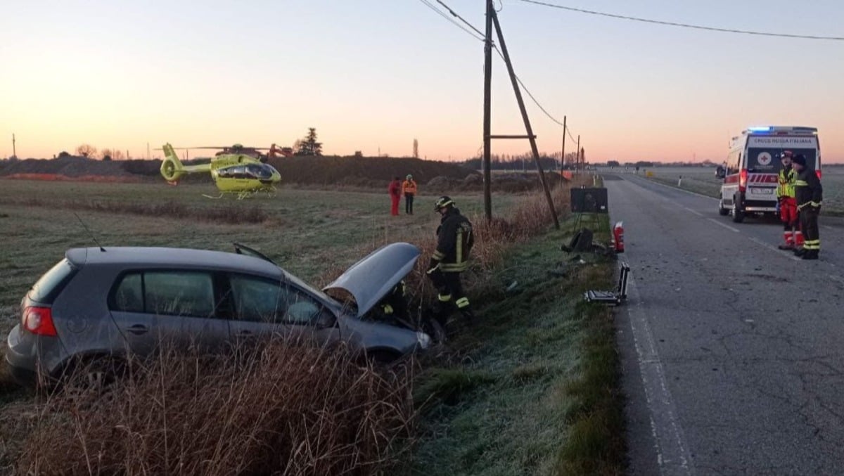 Scontro tra camion e auto a Carlino: veicolo più leggero finisce scaraventato nel fossato - 