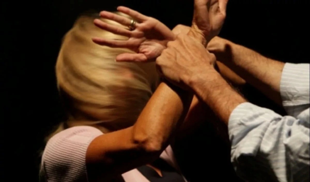 Chiama il 112 in piena notte e salva la madre dalle mani del padre: cos'è successo - 