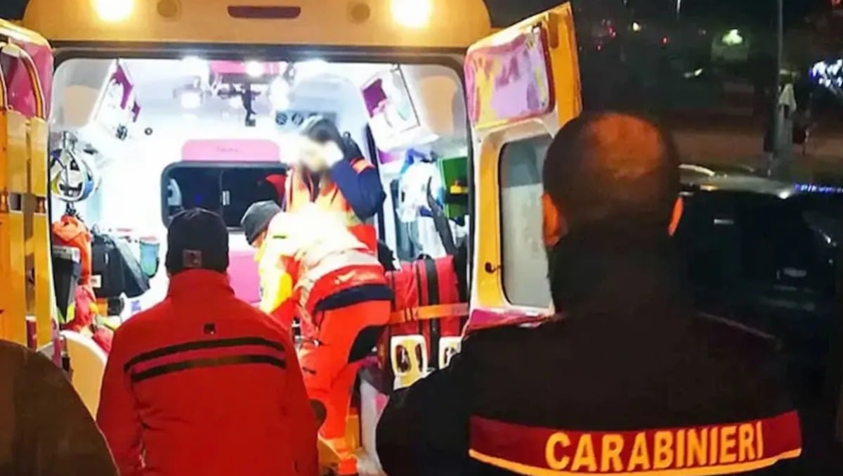 Auto sbanda e piomba contro un ponticello all'alba: due giovani in codice rosso - 