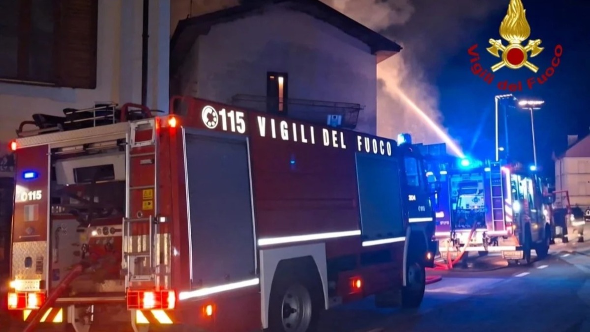 Fiammata da una stufa investe una donna: abitazione a fuoco - 