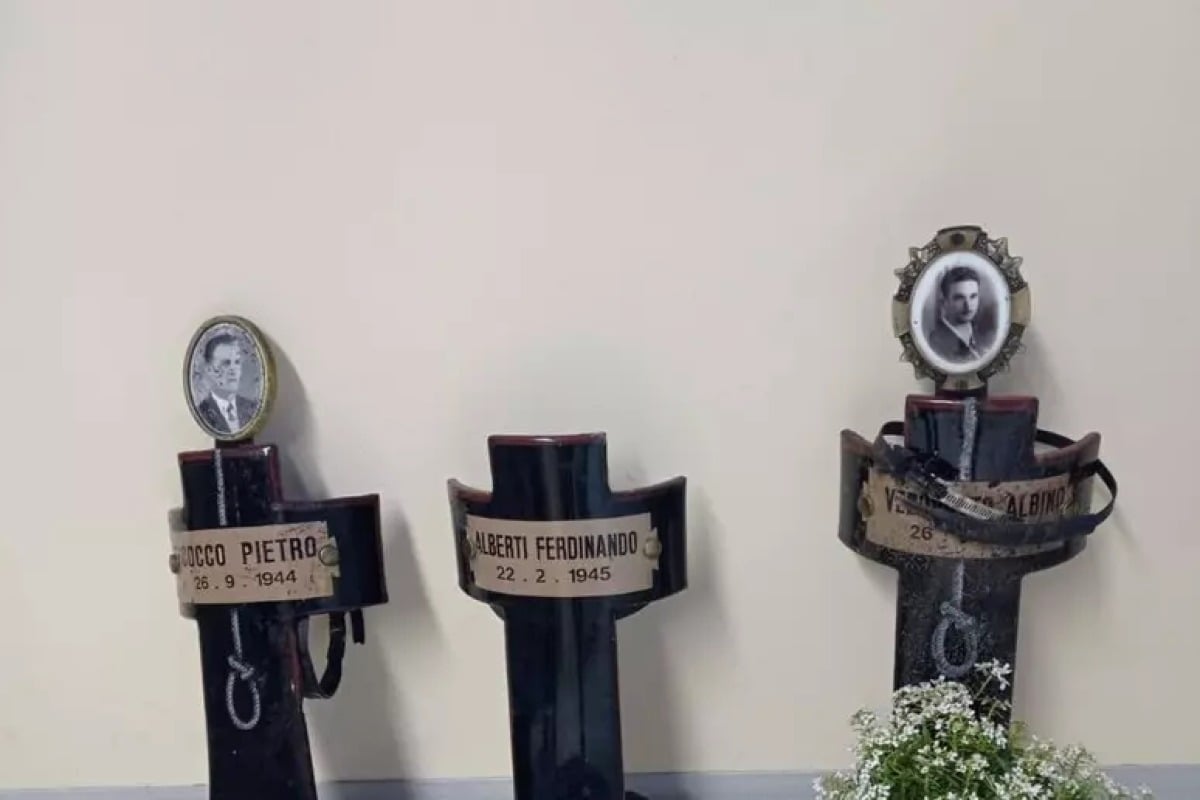 Shock in Viale dei Martiri: divelte tre croci dedicate ai partigiani uccisi dai nazifascisti - Ansa