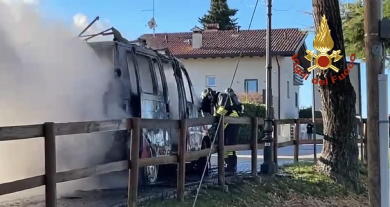 Fiamme in strada: furgone prende fuoco e viene distrutto dall’incendio | VIDEO