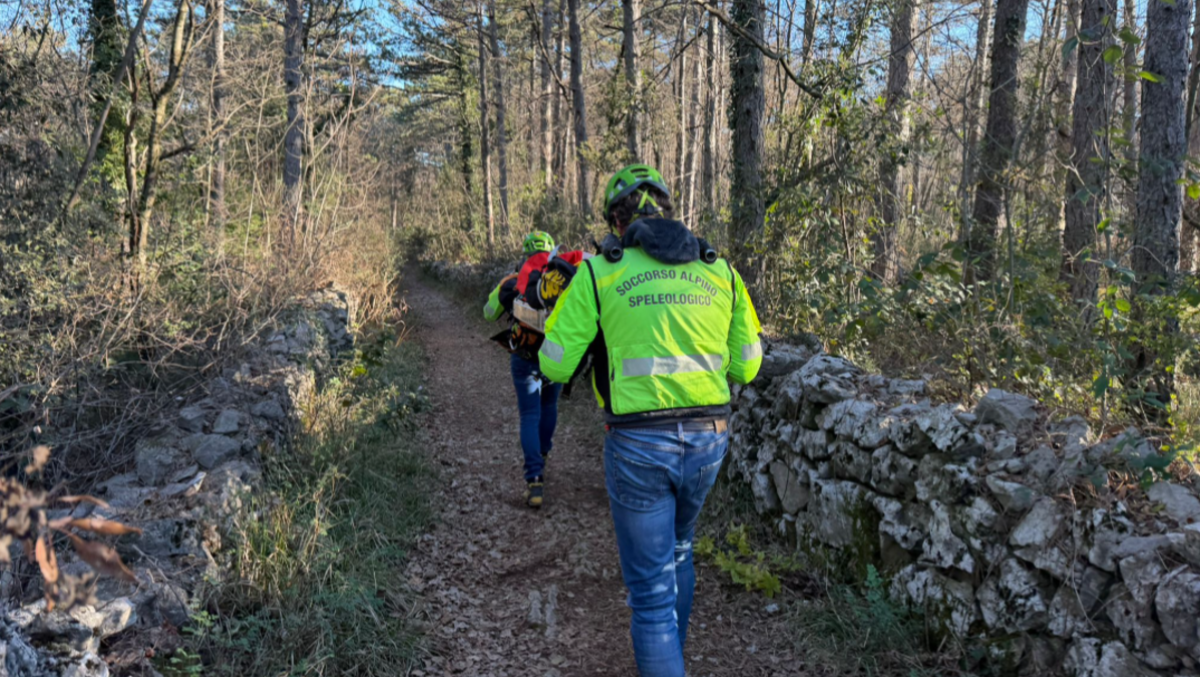 Corsa lungo i sentieri finisce male: «Ferite a spalla, braccio e ginocchio». Cosa è successo. - 
