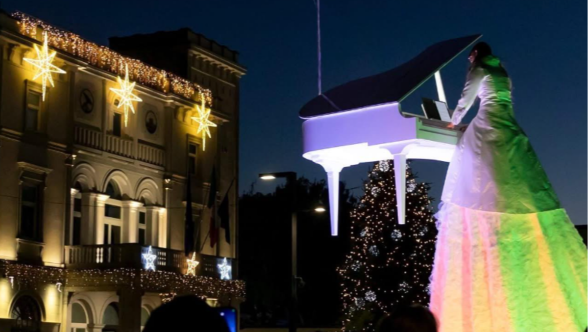Un pianoforte sospeso nel vuoto e suonato dal vivo: il Natale a Monfalcone è magico. Ecco quando. - 