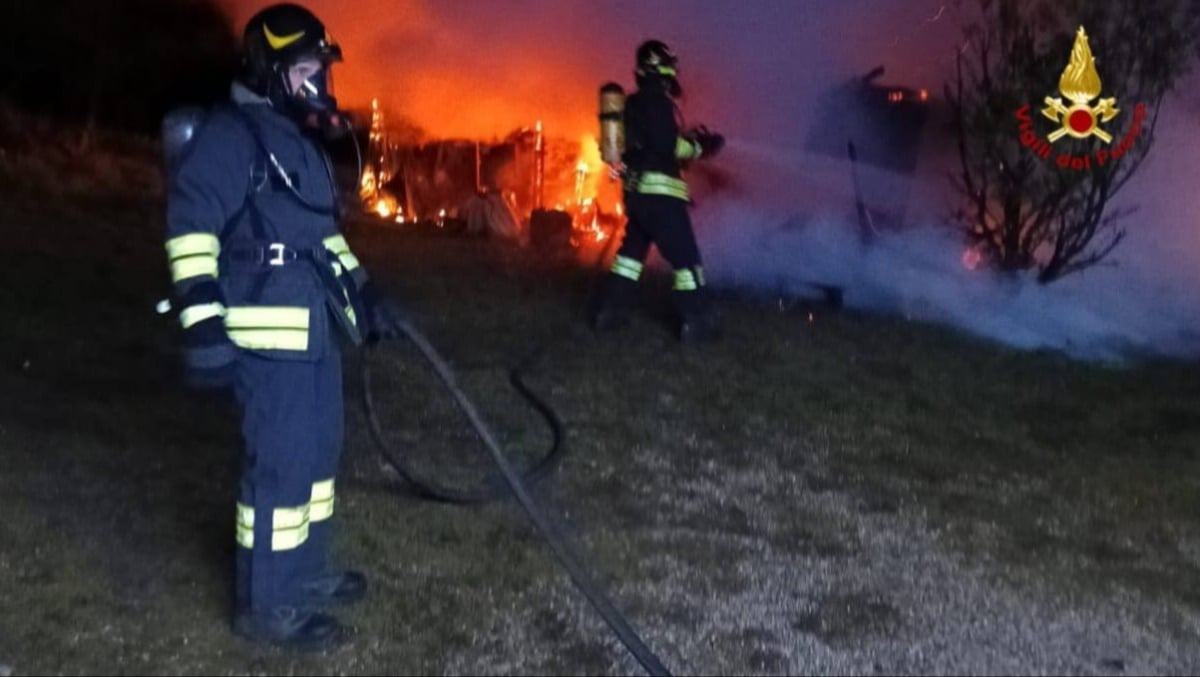 Incendio minaccia un agriturismo: in fiamme il deposito di legna  - 