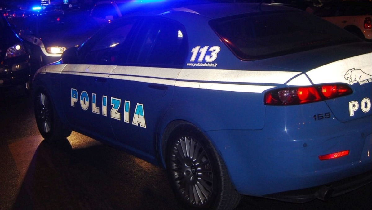 Fermato per un controllo, prende gli agenti a calci e morsi: bloccato con lo spray al peperoncino - 