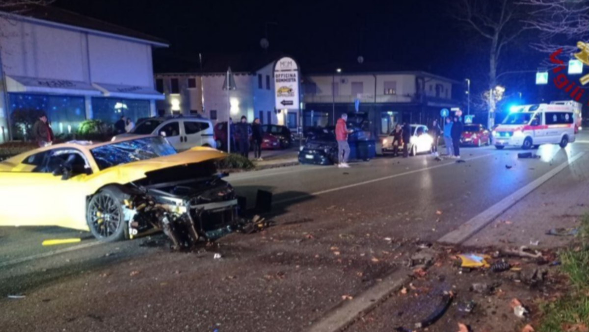 Tremendo scontro tra Audi R8 e Fiat 500: tre persone ferite - 