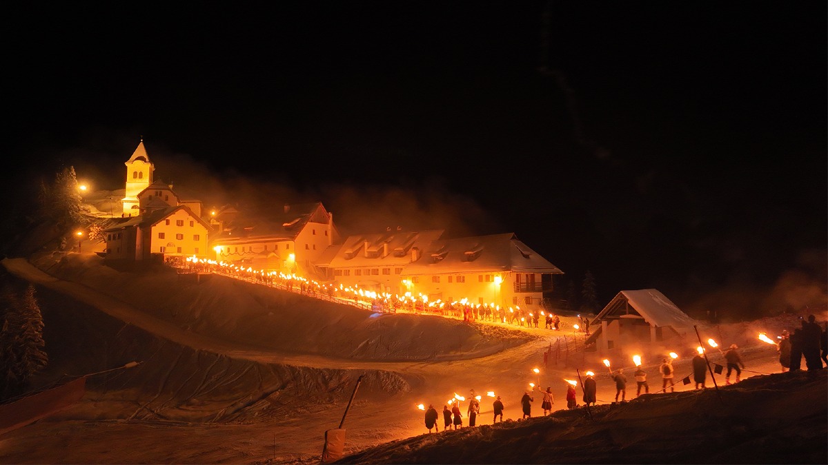 La magica fiaccolata del Lussari illumina il primo gennaio: una tradizione lunga 53 anni - 