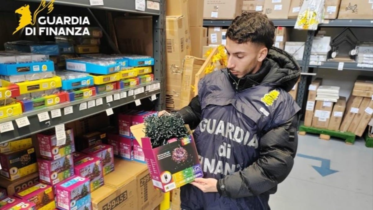Vendevano prodotti elettronici non a norma: sequestrati 27mila articoli, sanzionati due grossisti - 