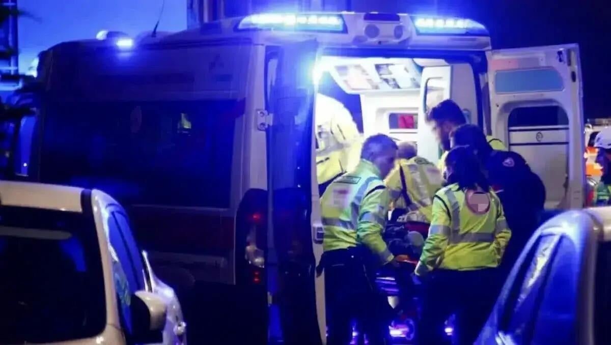 Auto piomba contro un muro nella notte: feriti due giovani  - 