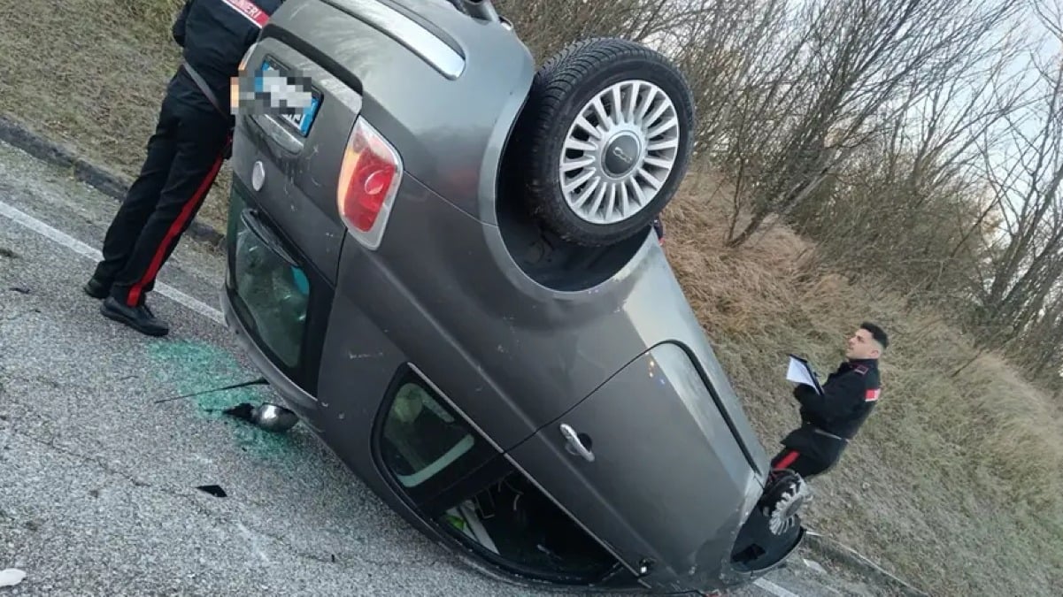 Auto slitta su una lastra di ghiaccio e finisce ruote all'aria: ferita 20enne - 