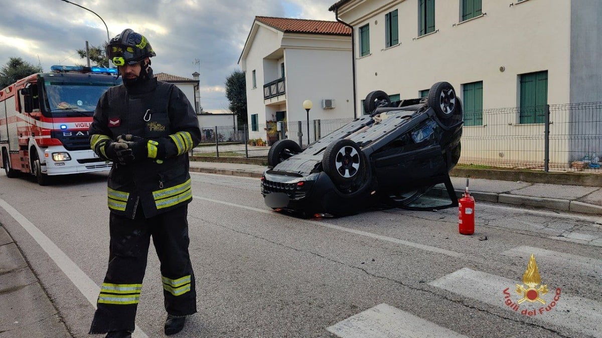 Violento scontro tra due auto: una si ribalta dopo il forte impatto - 