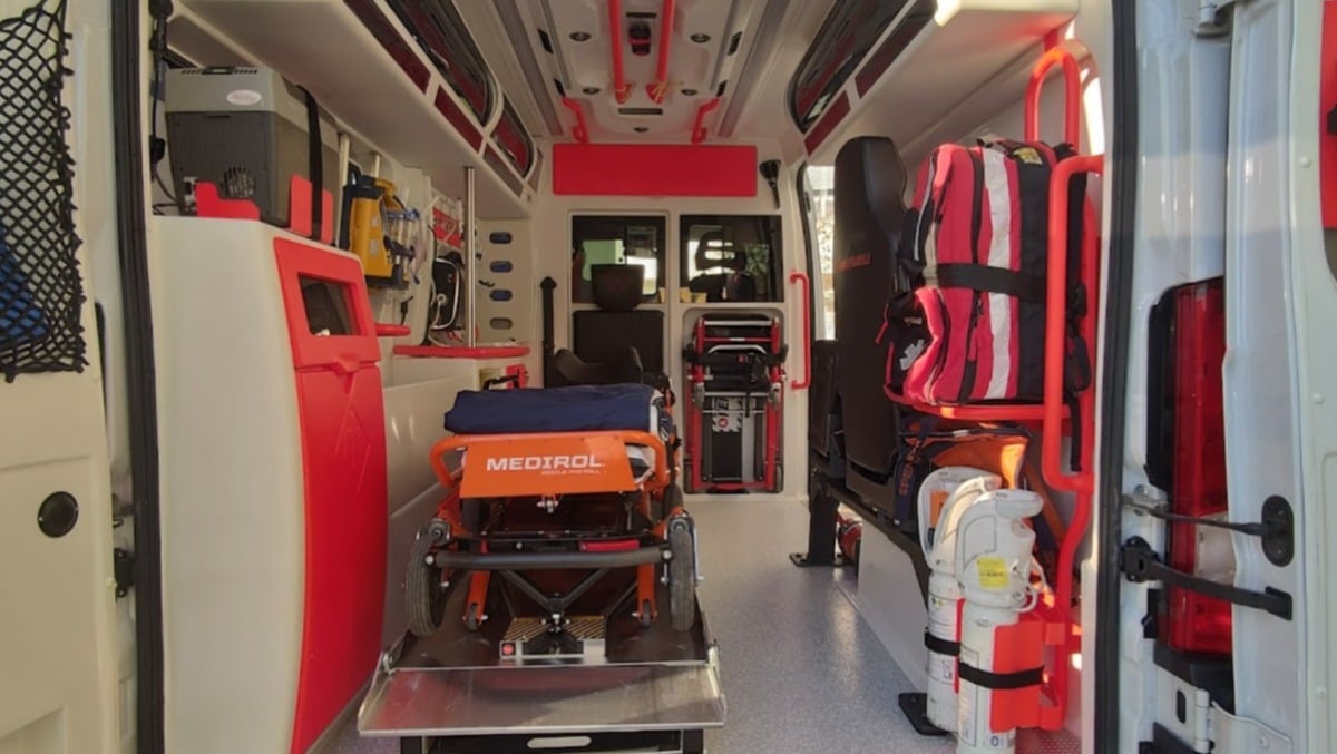 Auto fuori controllo urta un altro veicolo e poi impatta contro un albero: morto un 76enne - 