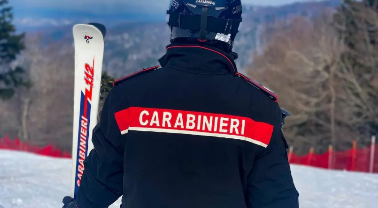 Sentono lamenti da un’auto parcheggiata: era un cane chiuso da ore, il padrone stava sciando - 