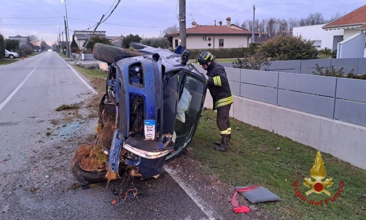 Perde il controllo dell’auto ed esce di strada: colpisce un palo e il veicolo si ribalta - 