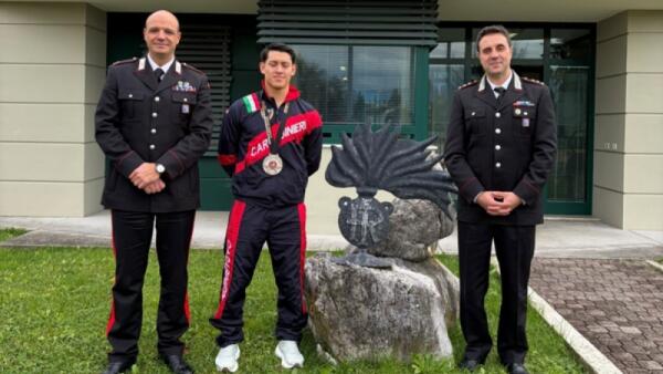 Ghinami festeggia i trionfi del 2025 e torna a salutare i Carabinieri di casa