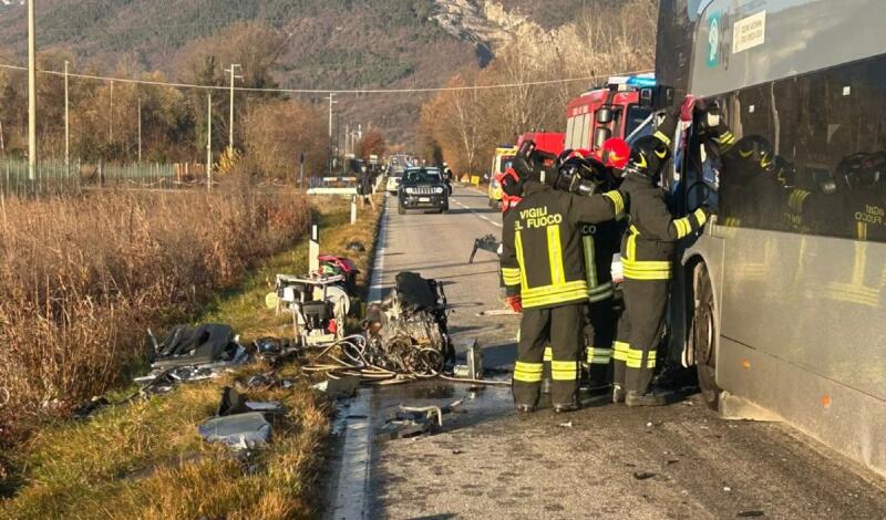 Tragico frontale tra pullman e auto a Maniago: un morto, feriti alcuni ...