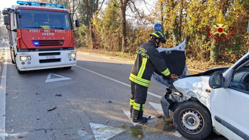 Scontro tra due auto: tre persone coinvolte, due feriti trasportati in ...