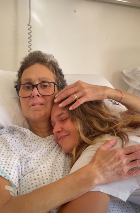 Sara accanto alla madre Federica