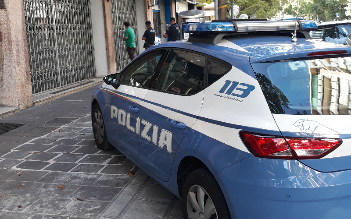 Trieste, cani e gatto salvati da polizia: denunciato il proprietario per abbandono