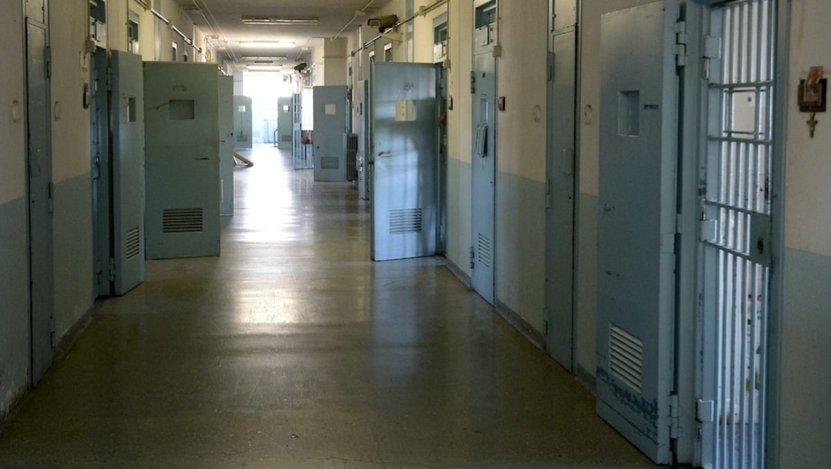 Detenuto appicca il fuoco nella sua cella: due ricoverati in semi-intensiva e 7 agenti intossicati - 