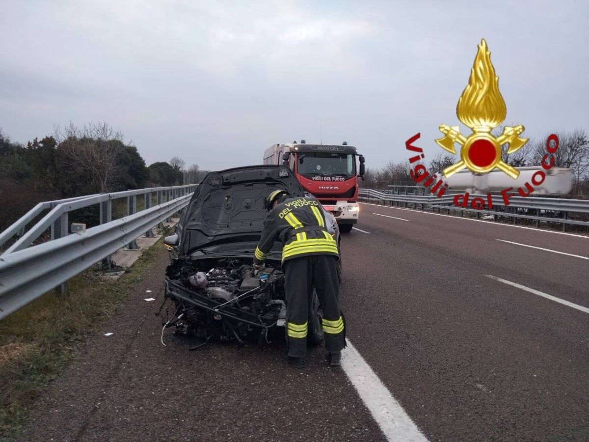 Incidente in autostrada, schianto tra un'auto e un camion: feriti una donna e un bambino - 