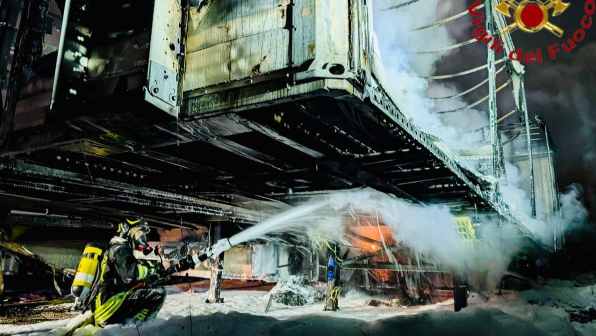 Rogo nella zona industriale: in fiamme 10 semirimorchi, intervento massiccio dei Vigili del fuoco - 