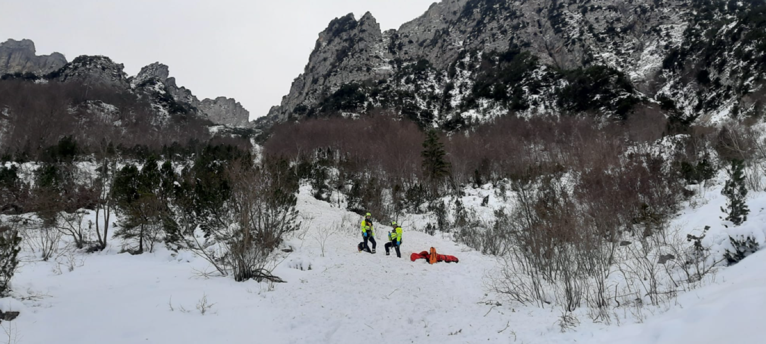 Tragedia in montagna: muore a 50 anni travolto da una valanga, estratto dalla neve dall’amico - 