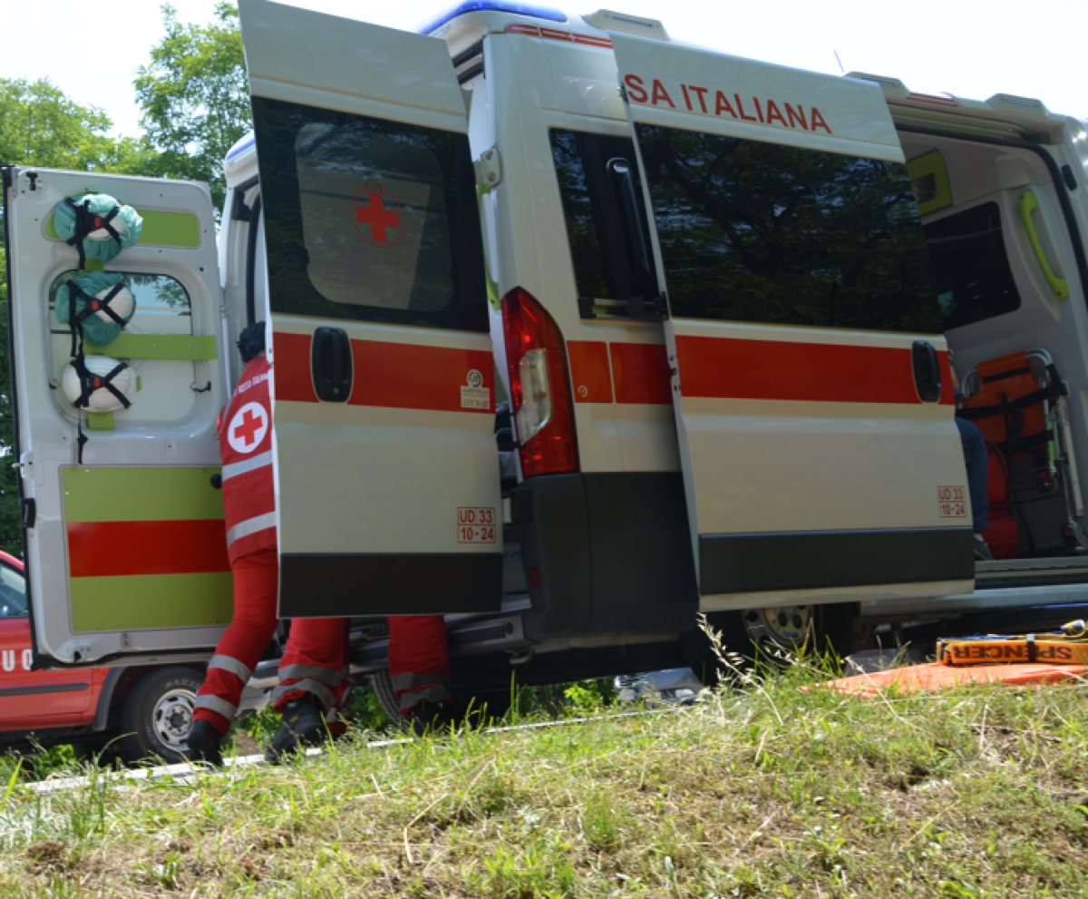 Molesta una donna, poi stacca a morsi l’orecchio dell’amico intervenuto per difenderla - 