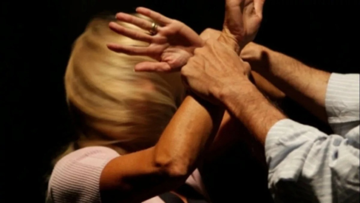 Inizia a strangolare l'ex compagna davanti alla figlia di 4 anni: 37enne allontanato da casa - 