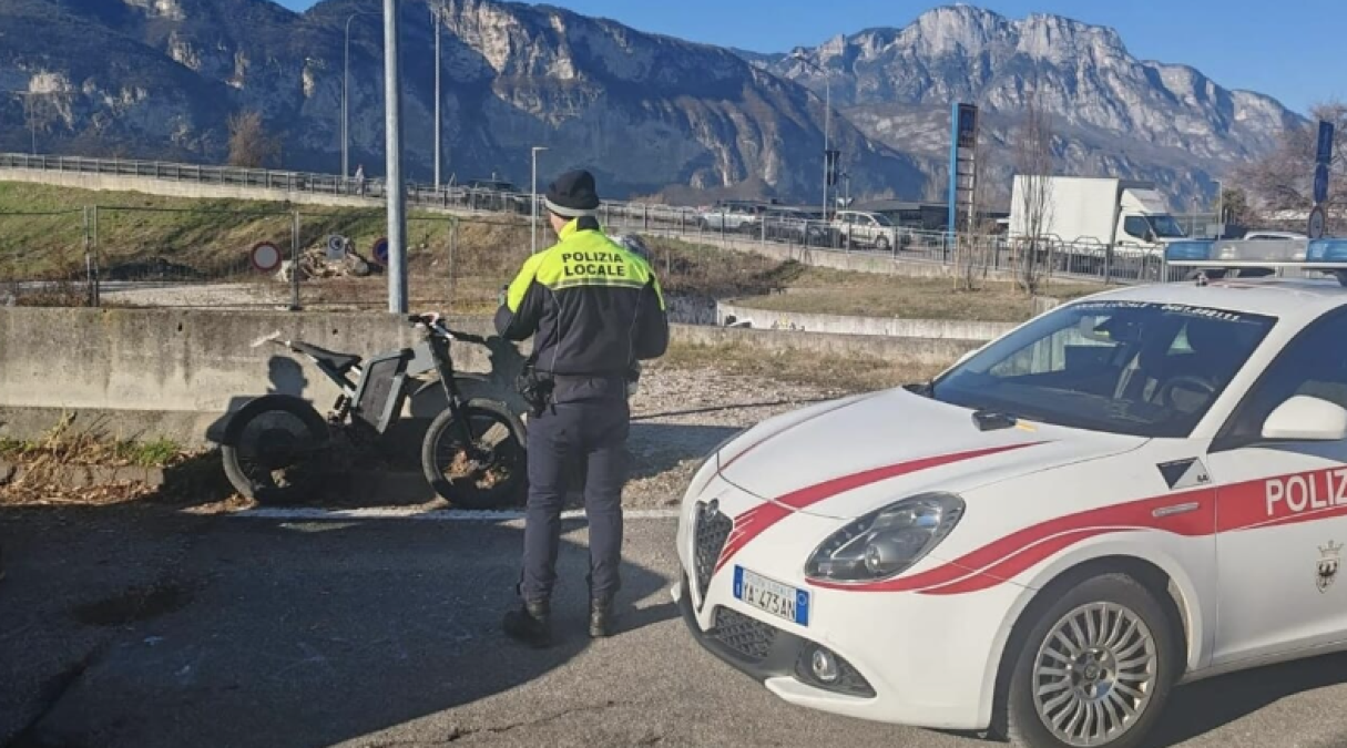 A 85 km/h sulla pista ciclabile in sella alla bici elettrica: la Polizia lo ferma, poi la scoperta - 
