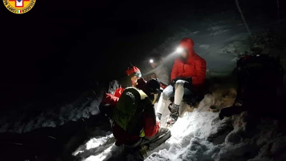 Piedi bagnati e infreddoliti durante l’escursione sulla neve: salvati due uomini e il loro cane - 
