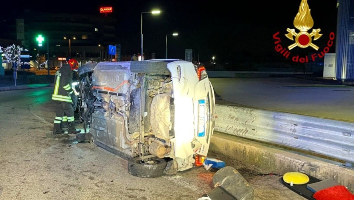 Auto fuori controllo, finisce rovesciata sul fianco: conducente bloccato tra le lamiere - 