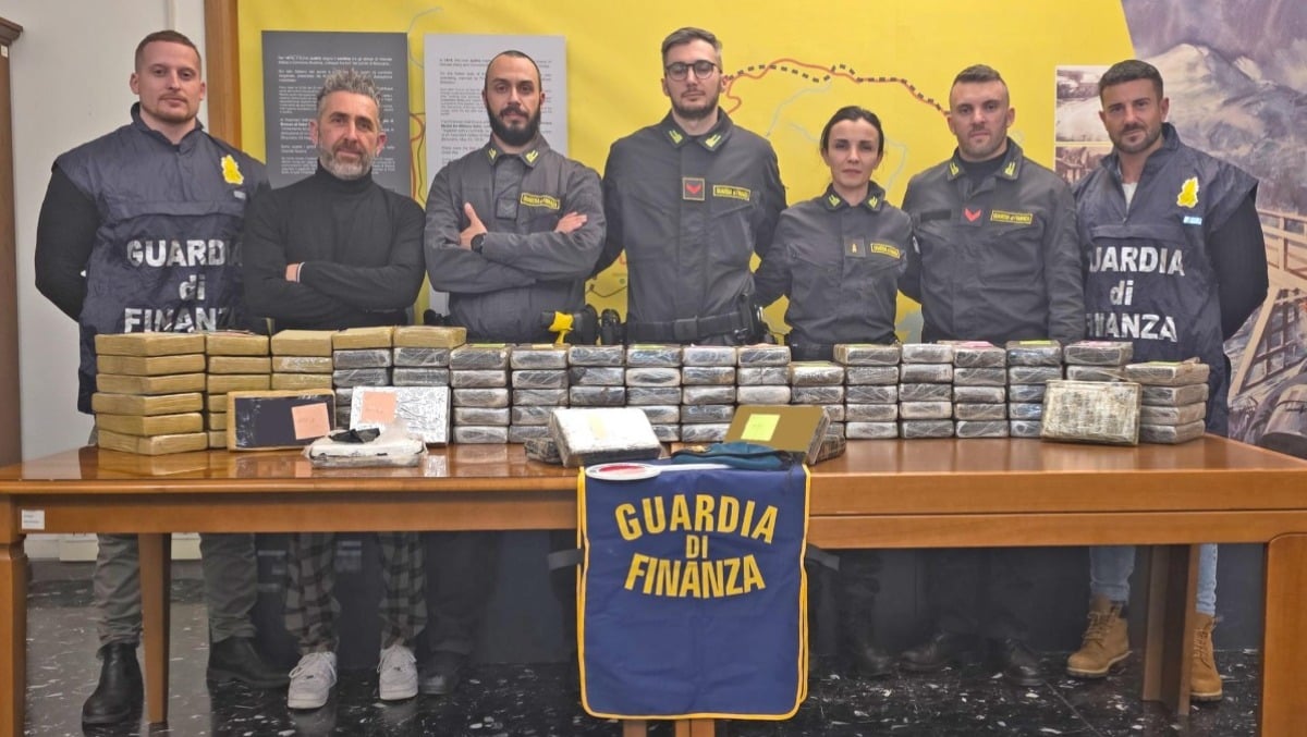 Polvere bianca nella cabina del camion: maxi sequestro da 110 kg a Gorizia, arrestato l'autista
